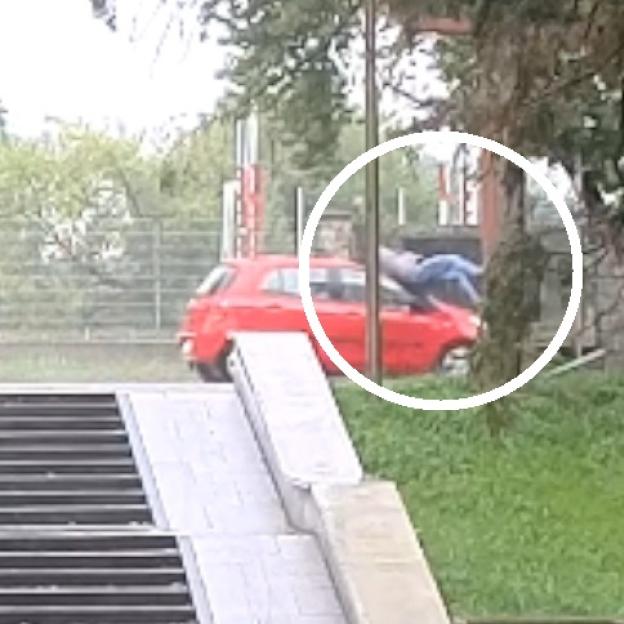 [VIDEO] Groźnie wyglądający wypadek z udziałem hulajnogi i samochodu osobowego. Apelujemy o ostrożność